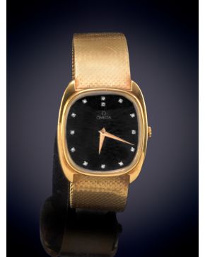 854-OMEGA  RELOJ DE PULSERA PARA CABALLERO. CAJA Y BRAZALETE MALLA EN ORO AMARILLO DE 18K, CON ESFERA NEGRA DECORADA POR
