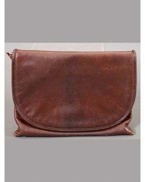 882-LOEWE VINTAGE. BOLSO BANDOLERA DE PIEL DE COLOR MARRÓN. 