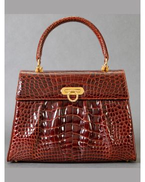 884-OLOP Bolso en piel de cocodrilo marrón.