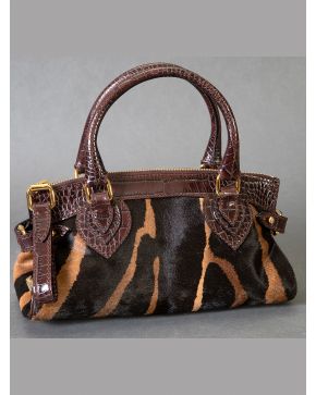 885-ROBERTO CAVALLI Bolso en piel con estampado de cebra con asas y cierre en piel marrón.