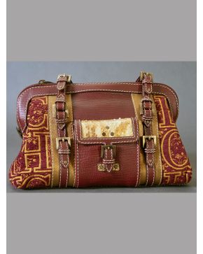 886-CAROLINA HERRERA Bolso en piel granate y dorada, con partes en serpiente y tela. Grabado CH.