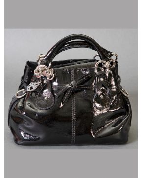 888-Bolso en piel charól con asa corta.