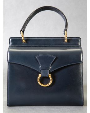 889-CELINE Bolso de mano en piel azul marino.