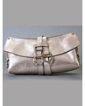 890-SALVATORE FERRAGAMO Bolso cartera en piel plateada.