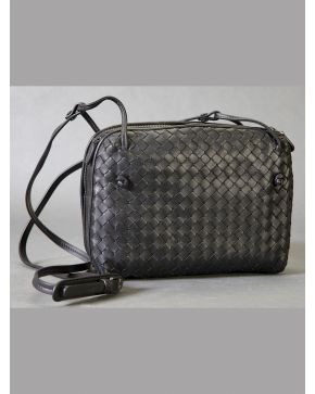 891-BOTTEGA VENETA Bolso en piel negra tranzada.