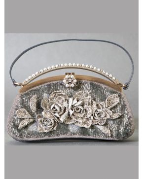 894-VALENTINO Bolso de fiesta gris de pedrería con detalles de flores y asa rígida con perlas.