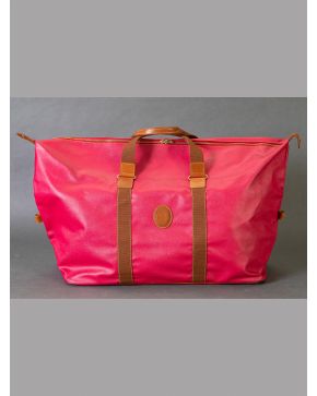 924-TRUSSARDI. Bolsa de viaje en cuero rosa con asas de lona.
