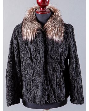929-CHAQUETA CORTA ASTRACÁN NEGRO CON CUELLO DE ZORRO. Talla 40  