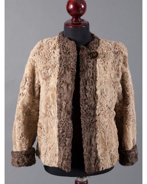 930-CHAQUETA CORTA ASTRACÁN BEIGE Y MARRÓN. Talla 40