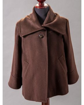 936-CAROLINA HERRERA  Chaqueta capa en marrón. Talla L. 