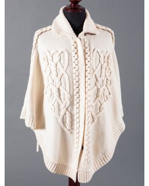 937-ESCADA  Poncho de punto beige. Talla M. 
