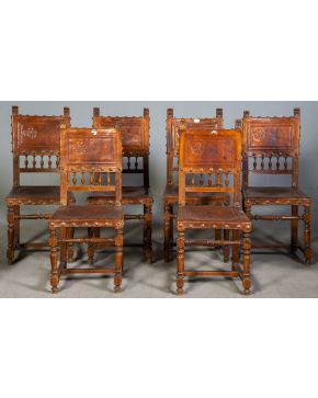 320-Juego de seis sillas antiguas portuguesas en madera de nogal siguiendo modelos del S. XVII. Respaldo y asiento de cuero con tachuelas.