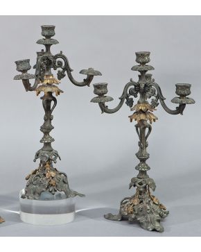 2050-Pareja de candelabros de cuatro luces en metal pavonado, finales del S. XIX.Altura: 39 cm.