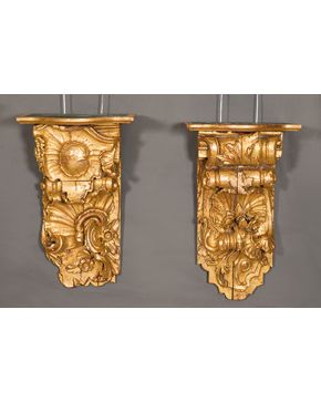 2052-Pareja de ménsulas españolas en madera tallada y dorada, S. XVIII. Medidas: 83,5 x 33 cm