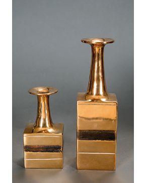 2045-Pareja de candeleros de diseño italiano con alma de madera cubierta por aleación en dorado.Altura: 26,5 cm