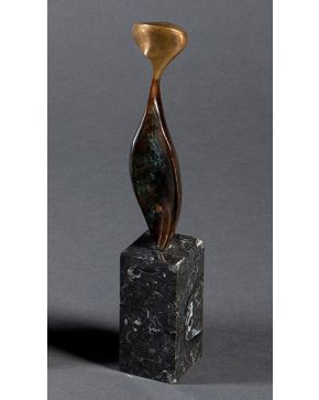 2002-MARTÍN SIMON (Gata 1940)FiguraBronce pulido sobre peana de piedraFirmadoNumerado 19/125Medidas: 17,5 x 3 x 2,5 cm.