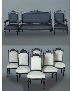 2055-Tresillo y seis sillas alfonsinas, s. XIX, en madera ebonizada con copete de lazo y rosas. Sillas tapizadas en color crudo y tresillo e