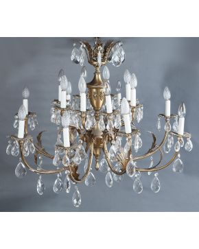 2049-Lámpara de techo de 16 luces, estilo Imperio.En bronce dorado y gotas facetadas en cristal. Altura: 75 cm.