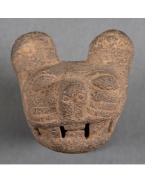 325-Cabeza de felino en cerámica precolombina. Altura: 10 cm.