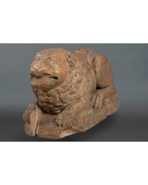 327-CASTILLA O ITALIA, C. 1300 León Escultura en piedra tallada con restos de policromía. Imponente muestra de escultura de gran e