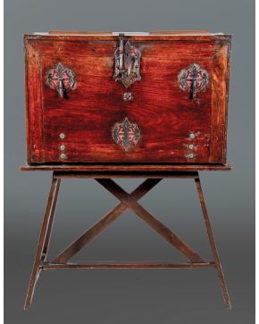 356-Bargueño español, s. XVII. En madera tallada con herrajes y aplicaciones en terciopelo. Interior adaptado a mueble bar. Decoración en ma