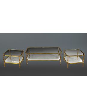 2058-Juego de mesa centro y pareja de mesitas auxiliares en metal dorado y cristal. Medidas mesitas auxiliares: 47x56x56 cm.Medidas 