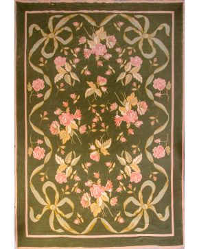 355-Alfombra en lana de Arraiolos de campo verde con decoración de ramilletes de rosas en su color enmarcados en lazadas. Leves faltas. M