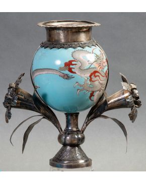 603-Original jarrón chino, ff. s. XIX-pp. s. XX, con pie y boca en plata punzonada representando motivos florares y continente de fondo turq