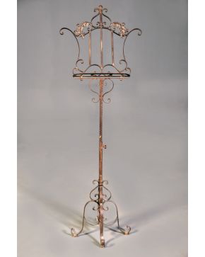 354-Atril en hierro forjado.  Altura: 160 cm.