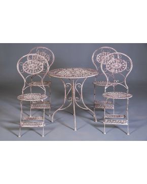 304-Juego de mobiliario de jardín formado por mesita circular y cuatro sillas en hierro forjado y pintado.  Medidas mesa: 74x70 cm. Al