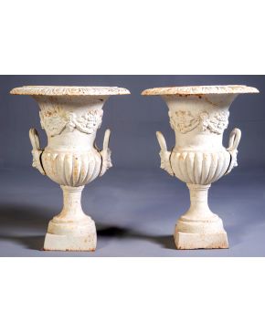 309-Pareja de jardineras de exterior en forma de copa en hierro pintado en blanco con decoración de flores y guirnaldas. Cuerpo gallonado y 