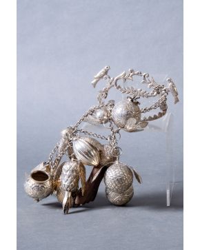 332-Penca de Balangandan  (Brasil). Colgante en plata con amuletos protectores en plata formado por multitud de dijes o eslabones.  Pe