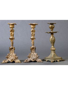 350-Lote de tres candeleros en bronce dorado, dos de ellos pareja, s. XIX. Altura mayor: 27 cm.