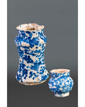 342-Lote de dos piezas en cerámica española. Cataluña, s. XVII. Un albarelos y un cuenco.  Altura mayor: 20 cm. 