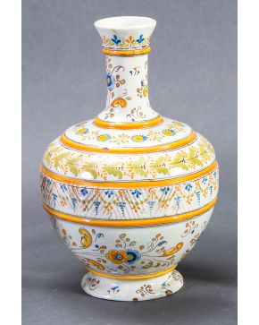 343-Jarrón de Talavera-Ruiz de Luna en cerámica con decoración floral polícromo.  Altura: 32 cm. 