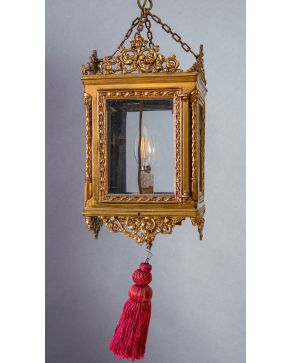 323-Clásico farol en bronce dorado con elementos vegetales y tornapuntas.  Altura: 50 cm 