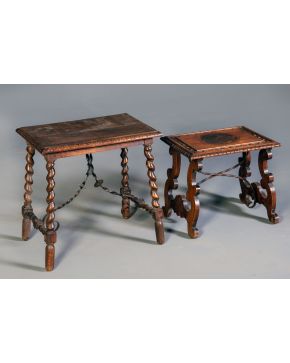 336-Lote formado por dos mesas de madera torneada. España s. XIX. Una con patas de lira unidas por fiadores y otra con patas a modo de hache