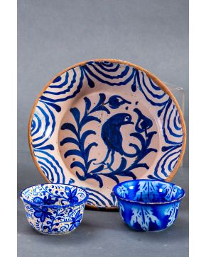 344-Lote formado por tres recipientes cerámicos, plato azul y blanco con pájaro en el campo y dos cuencos esmaltados, uno azul y amarillo so