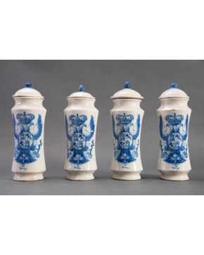 341-Lote de cuatro albarelos en cerámica esmaltada de Talavera-Ruiz de Luna en azul y blanco. Algún piquete. Con marcas. Altura: 37 cm.