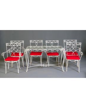 311-Juego de jardín en hierro forjado y pintado en blanco formado por mesa con tapa en cristal y seis butacas.  Medidas mesa: 75x77x120 c