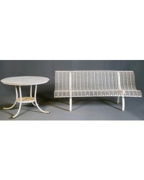 310-Lote de mobiliario de jardín formado por mesa circular y banco en hierro forjado y pintado en blanco. Medidas mesa: 68x98 cm. Medi