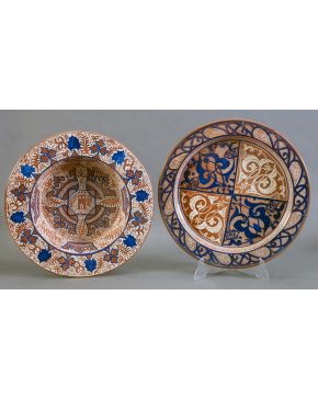 318-Lote formado por dos platos de cerámica de Manises, s.XIX. Esmaltados y vidriado con motivos decorativos vegetales y de tornapuntas y ro