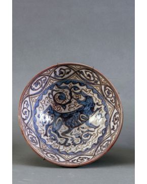 315-Cuenco en cerámica de Teruel, s. XIX. Motivos vegetales y representación zoomorfa polícroma.  Diametro: 26 cm. 
