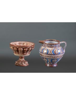 316-Lote de cerámica, s. XIX, formado por jarro de pico y frutero de Manises en reflejo metélico. Altura mayor: 17 cm.