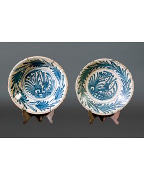 349-Pareja de dos cuencos en cerámica de Talavera azul y blanca, s.XVII, de la serie de los helechos y golondrinas. Diámetro: 39,5 cm.