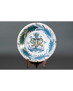 348-Plato en cerámica de Talavera azul y blanca, s.XVII, de la serie de los helechos con representción de jarrón con sombreado en amarillo e