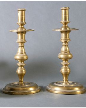 340-Pareja de candeleros españoles, s.XVII-XVIII, en bronce dorado con base circular y fuste torneado.  Altura: 36 cm.