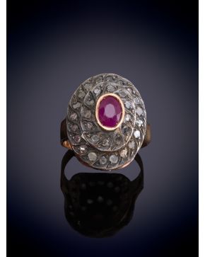 1-ELEGANTE SORTIJA CON UN RUBÍ CENTRAL TALLA OVAL ORLADAS POR DOS LÍNEAS DE BRILLANTES sobre una montura en oro rosa de 9K
