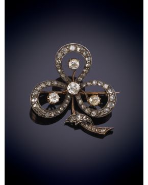 10-ELEGANTE BROCHE TRÉBOL ANTIGUO DE BRILLANTES DE 1CT sobre una montura en oro rosa de 18K.