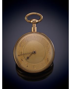 1034-RELOJ DE BOLSILLO LEPINE CON GRAN CAJA TONEL EN OR AMARILLO DE 18K. MECANISMO DE CUERDA LLAVE. Esfera dorada y decoració
